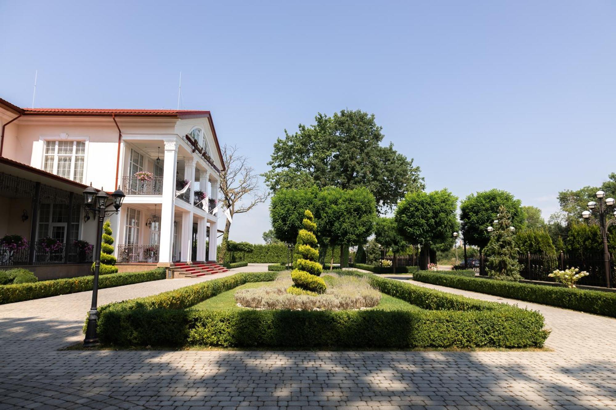 Hotel Grand Aristocrate Dubovtsy Exterior photo