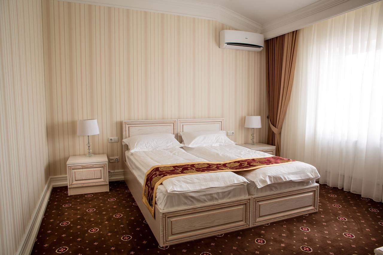 Hotel Grand Aristocrate Dubovtsy Exterior photo